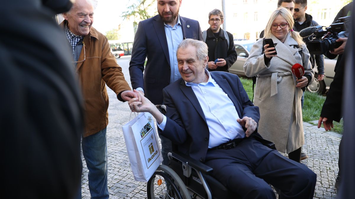 Obrazem: Exprezident Miloš Zeman již úřaduje z vlastní kanceláře v Bubenči