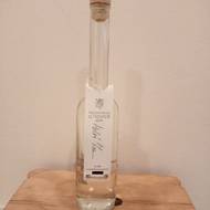 Lahev slivovice, která Hrad vyšla téměř na tři tisíce korun.