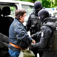 Podnikatel Marian Kočner, který byl obžalovaný z objednávky vraždy novináře Jána Kuciaka a nedokonaných vražd dvou prokurátorů, je eskortovaný k jednání specializovaného soudu v Pezinku.