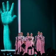 Český zástupce, dívčí uskupení Vesna. V online přenosu na stránkách Eurovision Song Contest k jejich vystoupení napsali, že My Sister's Crown je ódou na dívčí sílu, která kombinuje pop a rap s některými tradičními lidovými prvky. „Zaznívá ve směsici angličtiny, češtiny, bulharštiny a ukrajinštiny - a šest členek Vesny má vlasy spletené do copů dlouhých až na zem.“ Vesna skončila na desáté příčce. Lépe už v minulosti dopadl jen Mikolas Josef, ten byl šestý.