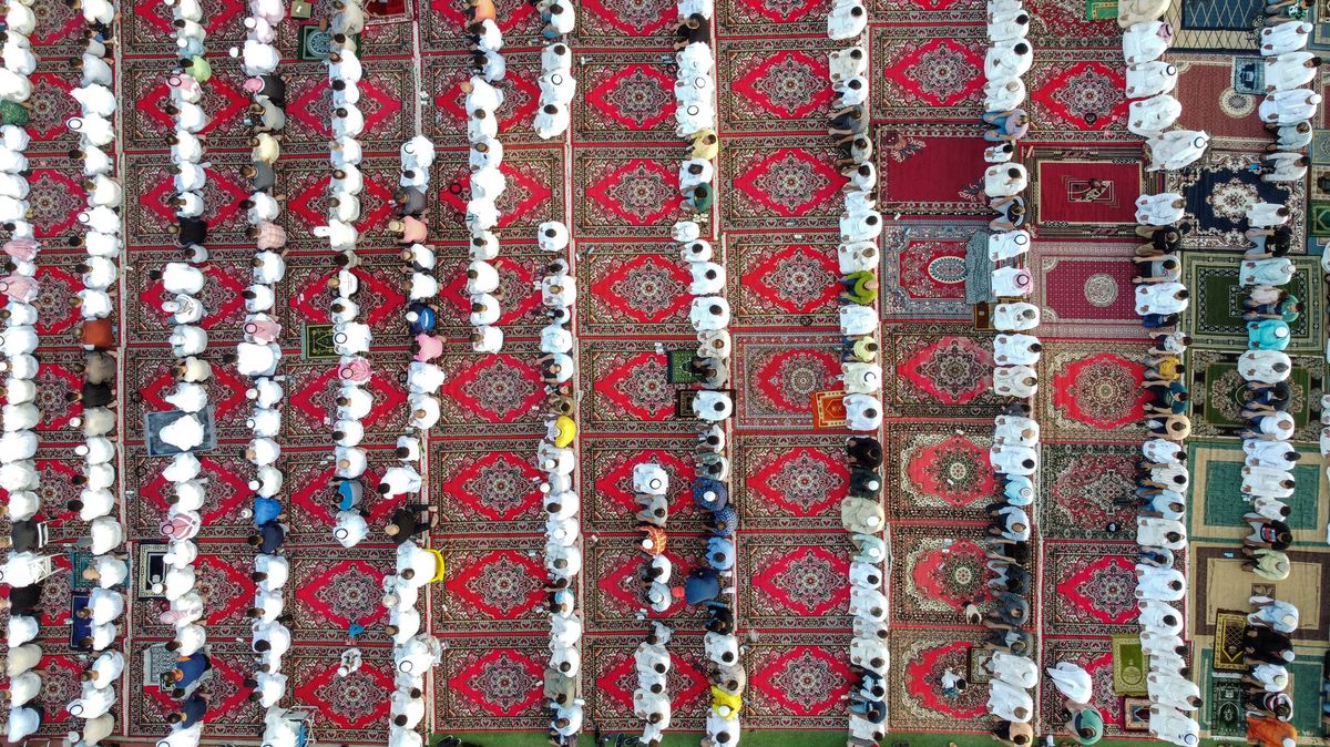 Fotky ukazují, jak muslimové po celém světě slaví konec postního měsíce
