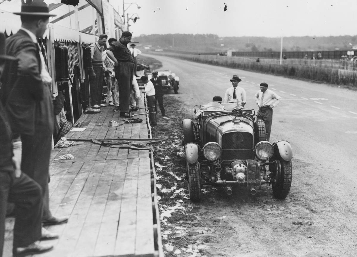 Nejslavnější vytrvalostní závod na světě slaví stoleté výročí. Poprvé se na start 24 Heures du Mans postavili závodníci 26. května 1923. Na snímku z toho dne a roku závodník a jeho tým u vozu Bentley. Jak připomíná Martin Jánský ze serveru Garáž, právě v prvních ročnících závodu v Le Mans si automobilky Bentley a Alfa Romeo začaly budovat svou pověst. Čtyři triumfy v řadě (1927–30) přinesly slávu neohroženým Bentley Boys za volanty „nejrychlejších náklaďáků světa“, jak vozy Bentley nelichotivě nazval Ettore Bugatti.