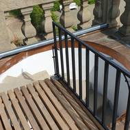 Na terasu se vstupuje po točitém schodišti