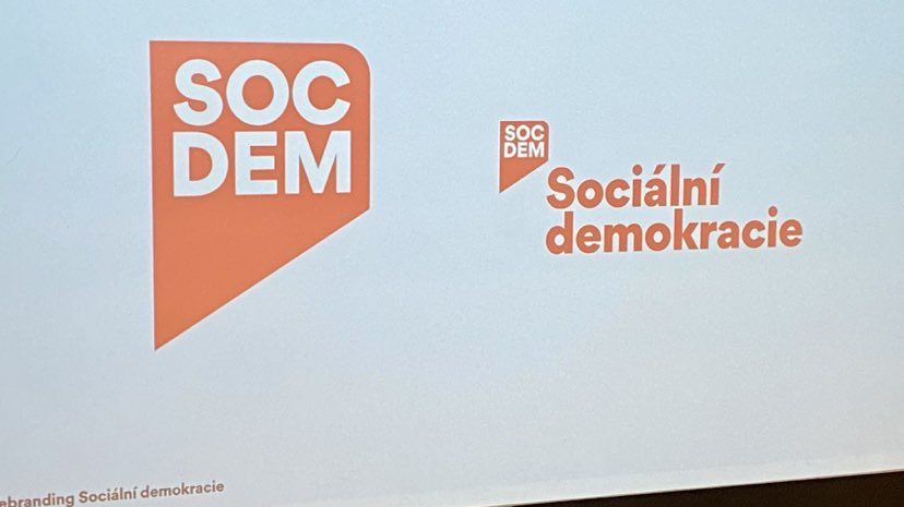 ČSSD a růže skončí. Zbyde po ní „socdem“ na okvětním plátku