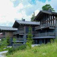 Naproti Hotelu Barbora stojí domy, které rovněž postavil Marek Dospiva. Jeden z nich využívá. 