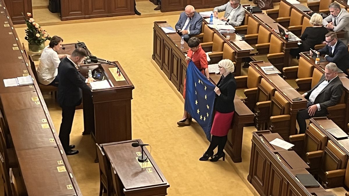 Tichý protest. Poslankyně se před řečnícího Okamuru postavily s vlajkou EU