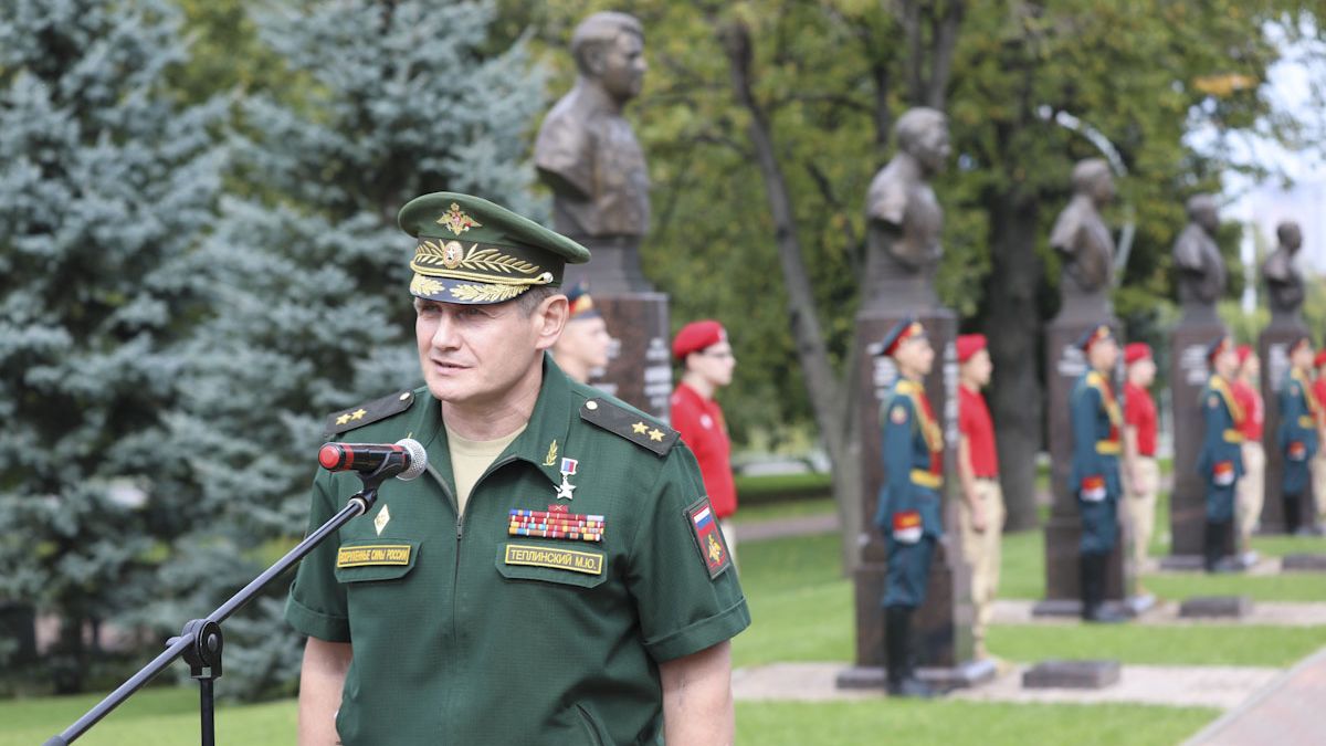 Ruskou armádou nenápadně stoupá výsadkář, který obsazoval Podněstří i Groznyj