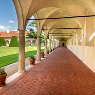 Arkády v zámecké zahradě.