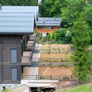 Předzahrádky nad garážemi, které představují problematickou část stavby. 