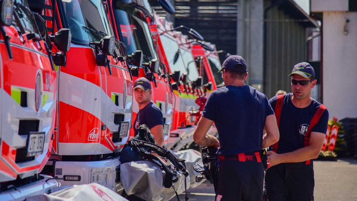 Hasiči v Brně evakuují desítky lidí kvůli nebezpečí pádu stavebního jeřábu