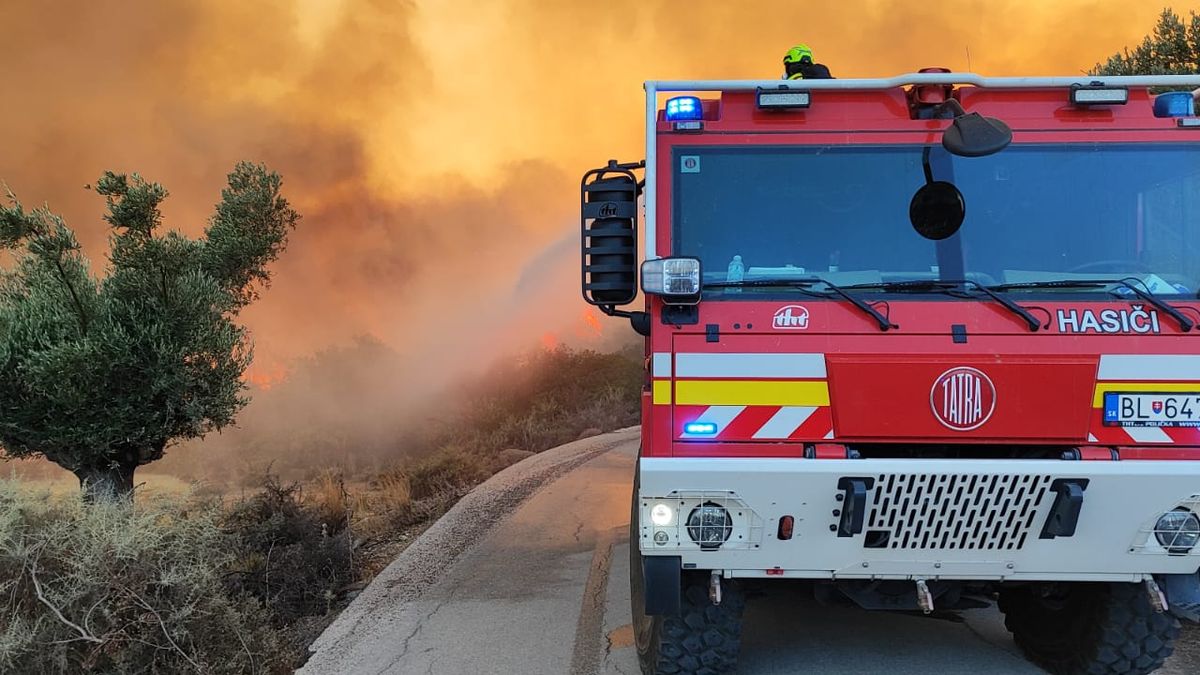 Obrazem: Na požár se musí počkat. Takhle se na Rhodosu bojuje s ohněm