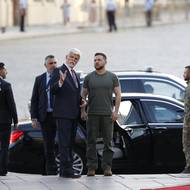 O pár měsíců později naopak přicestoval ukrajinský prezident Volodymyr Zelenskyj do Prahy. Zde při příjezdu na Pražský hrad.