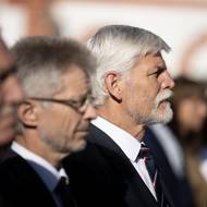 Předsedu Senátu (uprostřed) čeká ještě podvečerní předávání stříbrných medailí Senátu. To prezident Pavel předá státní vyznamenání až za měsíc. Půjde o jeho první předávání ve funkci.