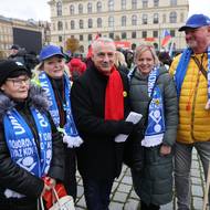 Sraz si odboráři dali v Praze na náměstí Jana Palacha u Rudolfina, kde byl před začátkem protestního průvodu čas i na fotku s šéfem odborů.