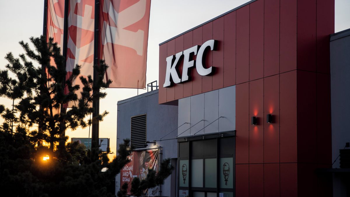 KFC dnes na dvě hodiny zavře. Kvůli potížím s kvalitou masa mění systém