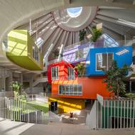 V interiéru se nacházejí až téměř ke stropu navršené bloky, které budou sloužit jako učebny.