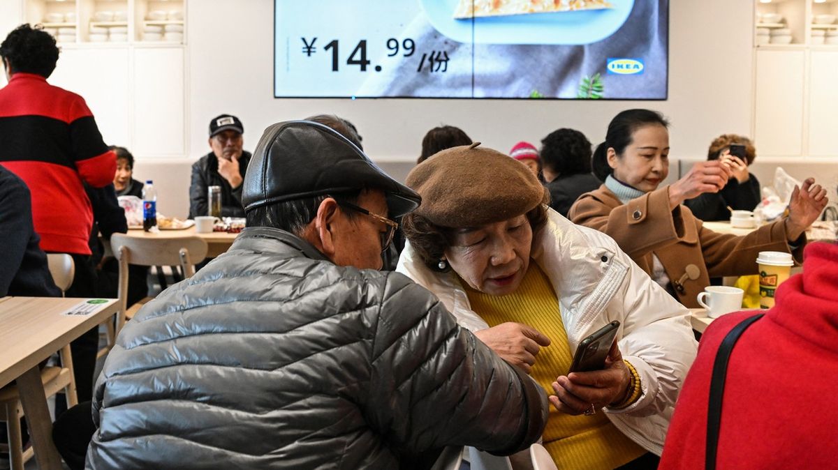 Fotky: Šanghajští senioři mění Ikeu v seznamku. Řetězec vzdal snahy je vyhnat