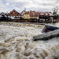 Přestože v Českém Krumlově zůstává hladina Vltavy na nejvyšším třetím povodňovém stupni, situace už by se podle meteorologů neměla nadále zhoršovat.