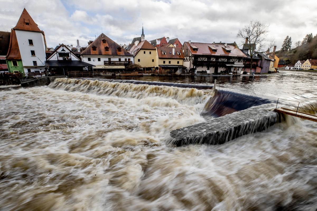 Přestože v Českém Krumlově zůstává hladina Vltavy na nejvyšším třetím povodňovém stupni, situace už by se podle meteorologů neměla nadále zhoršovat.