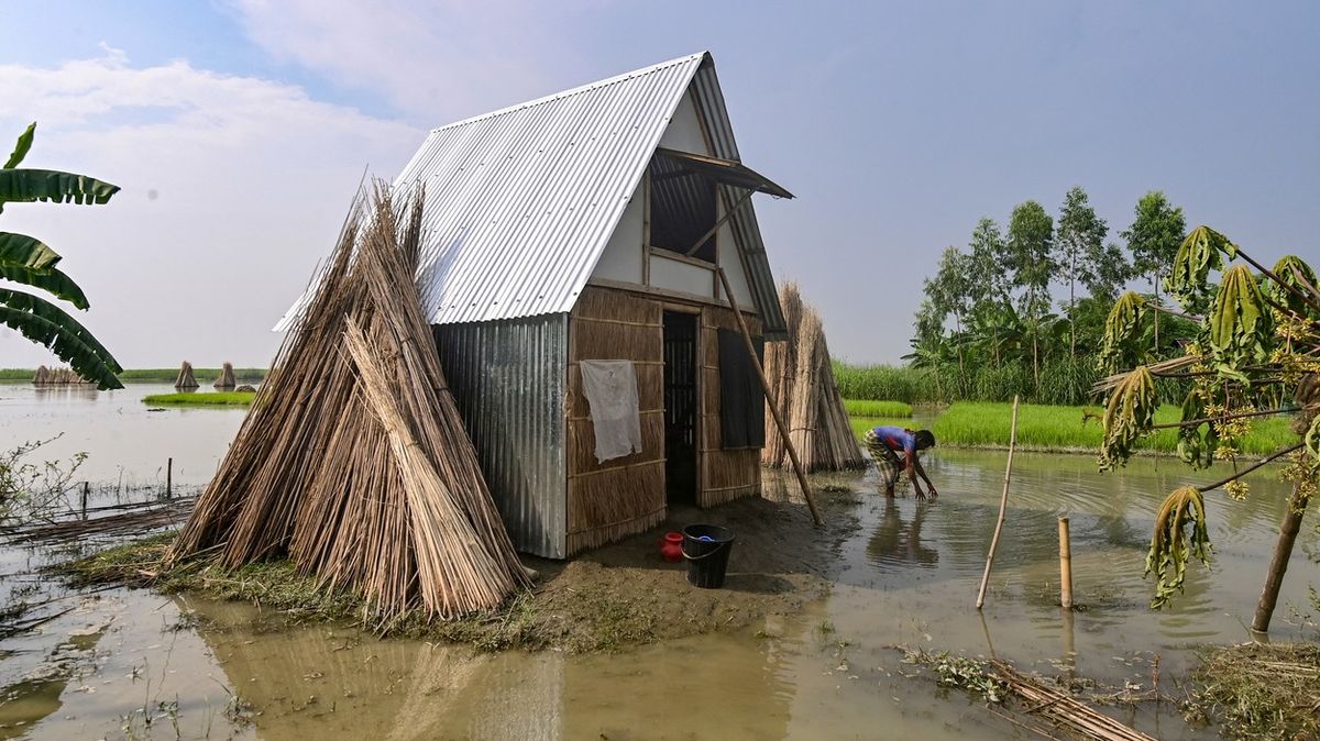 Fotky: Levné domky jako ochrana milionů lidí před dlouhými záplavami