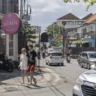 Krátkodobá „podnikatelská nebo turistická“ víza stojí v přepočtu přes 4000 korun a umožňují turistům, aby v zemi setrvali po dobu šesti měsíců. Slouží také ale jako skulina pro tisíce digitálních nomádů, kteří se v zemi usadili, aniž by zde platili daně.