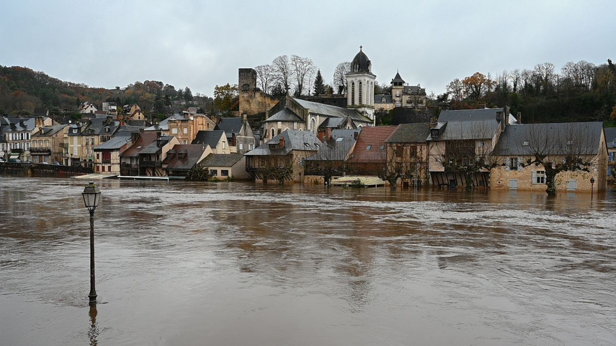 Fotky z Francie: Povodně zaplavily okolí světoznámých jeskyní