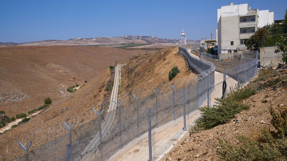 Izrael zasáhl 40 vojenských cílů na jihu Libanonu, boje u hranice pokračují