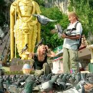 Josef Šindelek a Blanka Šírová u nohou mytického hrdiny Murugana v Kuala Lumpuru.