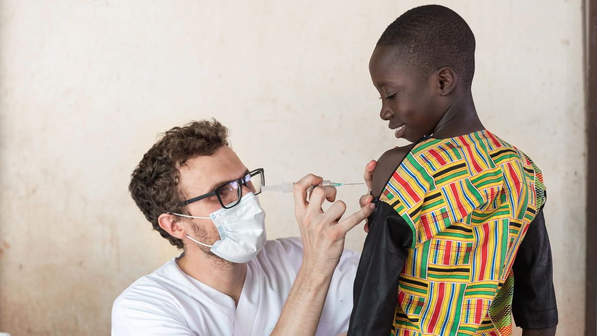 Kamerun spustil první masovou distribuci vakcíny proti malárii na světě