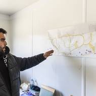 Jiří Vojáček z firmy HSMN ukazuje plánek lokality, kde mají vzniknout rodinné domy. 