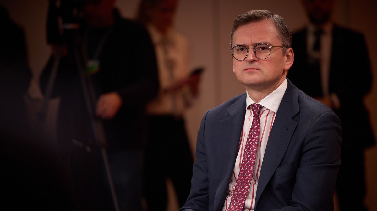 Ukrajinská vláda se otřásá. Odejde nejméně polovina členů, včetně Kuleby