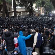 Předloženou normu kritizují Evropská unie i Spojené státy. EU v prosinci udělila Gruzii status kandidáta na členství. Zároveň varovala, že Tbilisi musí reformovat svůj soudní a volební systém, zmírnit polarizaci politického života, posílit svobodu tisku a omezit moc oligarchů, než budou moci začít přístupová jednání.