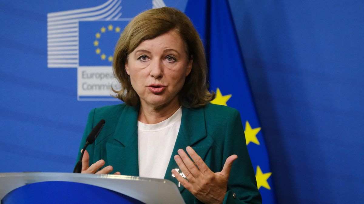 EU zařadila na sankční seznam Voice of Europe a Marčevského s Medvedčukem