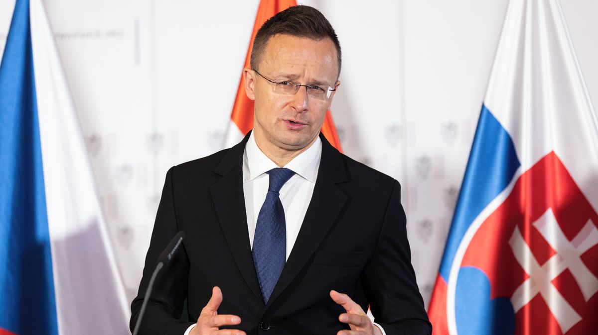 Před ukrajinským velvyslanectvím v Budapešti se demonstrovalo, přišel i ministr