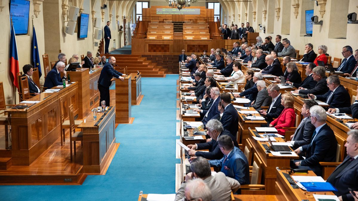 Glosa: Jsou politici staří? Snadná pomoc, pusťte do voleb mladší