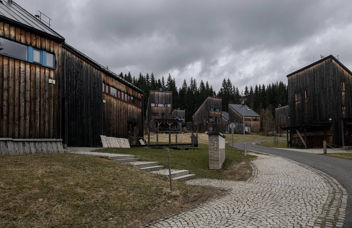 Harrachovský Nature Park a chalet, ve kterém přebývá Jan Rak.