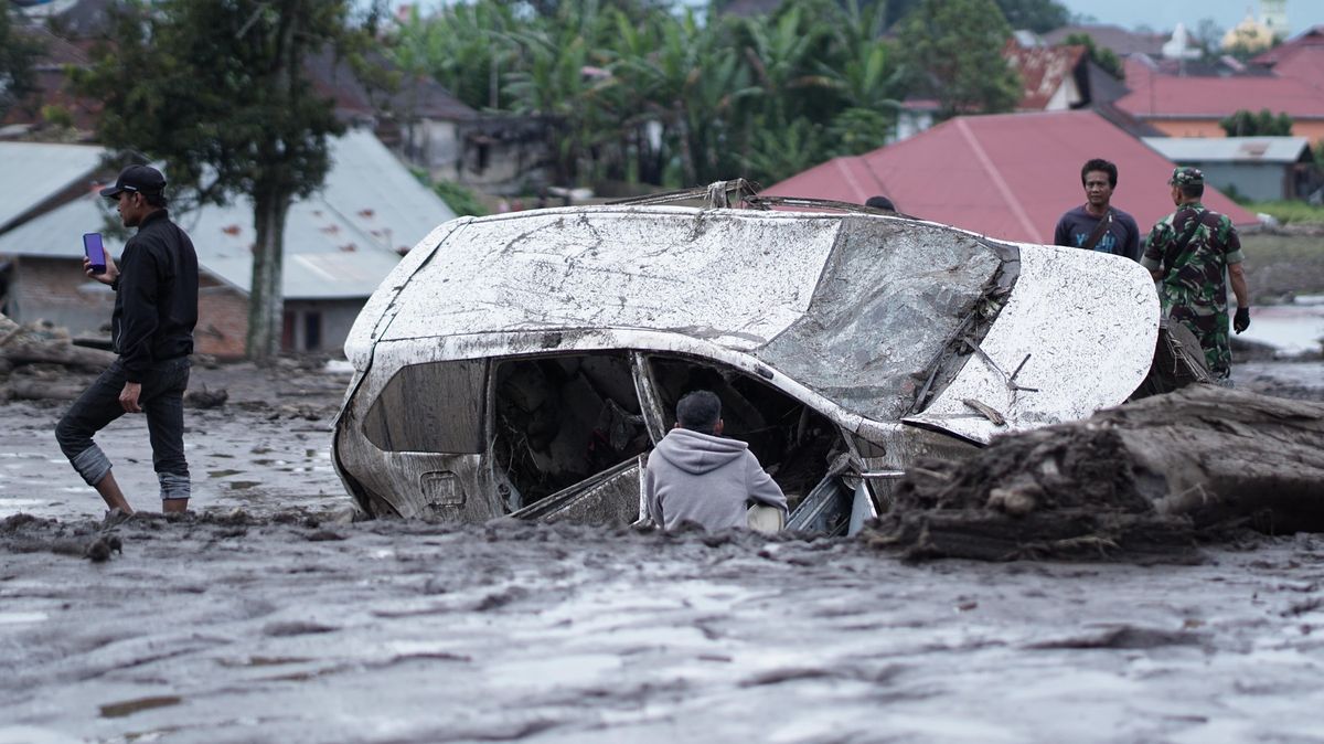 Počet obětí záplav na Sumatře vzrostl na 50, desítky lidí se pohřešují
