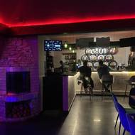 Jeden z poloprázdných barů v pátek 29. března ve 23:46, tedy opět v době, kdy ve Stodolní nebývalo k hnutí.