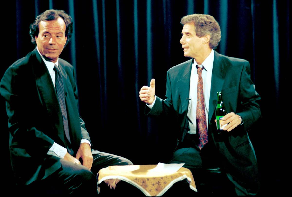 2004. Josef Laufer a španělský zpěvák Julio Iglesias (vlevo) při natáčení pořadu v ostravské televizi.