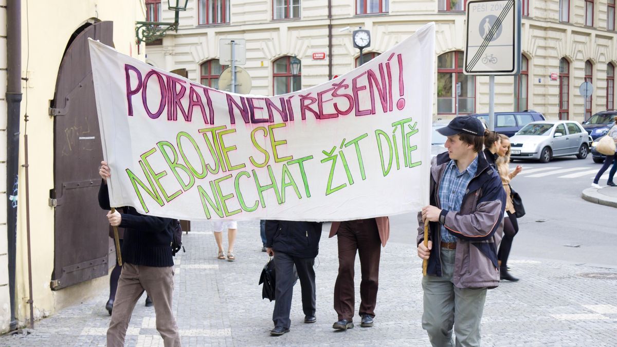 Od svatého Víta vyrazí Pochod pro život. Odpůrci ho přišli zablokovat