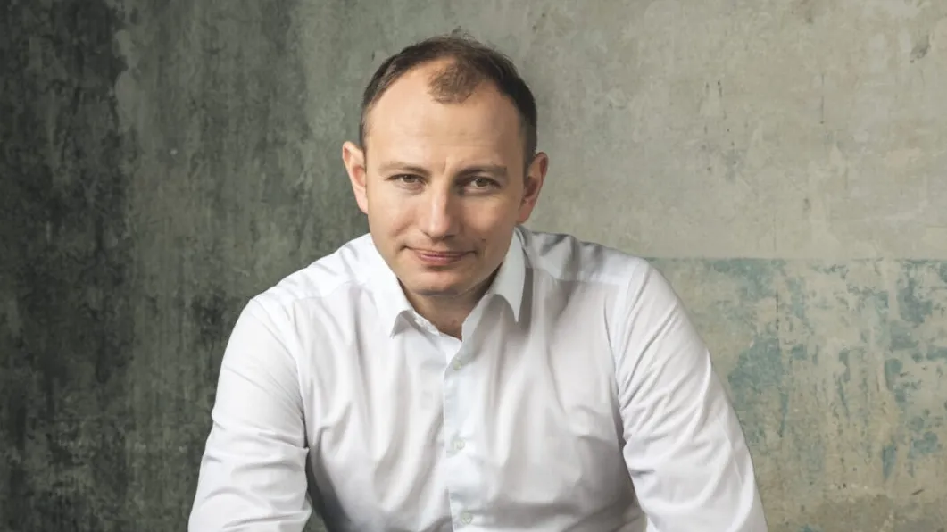 Český politik pustil proruskou sektu do europarlamentu. Nevidí v tom problém