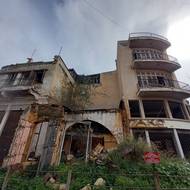 Situace ve Varoše je velmi složitá. Letovisko je od roku 1974 pod tureckou „kontrolou“ jako součást samozvané Severokyperské republiky. Podle rezoluce OSN z roku 1984 patří místní nemovitosti kyperským Řekům žijícím v mezinárodně uznávané Kyperské republice (je součástí EU) a nikdo je nesmí bez jejich souhlasu užívat a jen oni se do nich mohou vrátit.