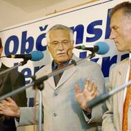 Předseda ODS Václav Klaus a místopředsedové strany Miroslav Beneš (vlevo) a Miroslav Macek na tiskové konferenci po skončení pondělního jednání Výkonné rady ODS v Kladně. Snímek z roku 1999.