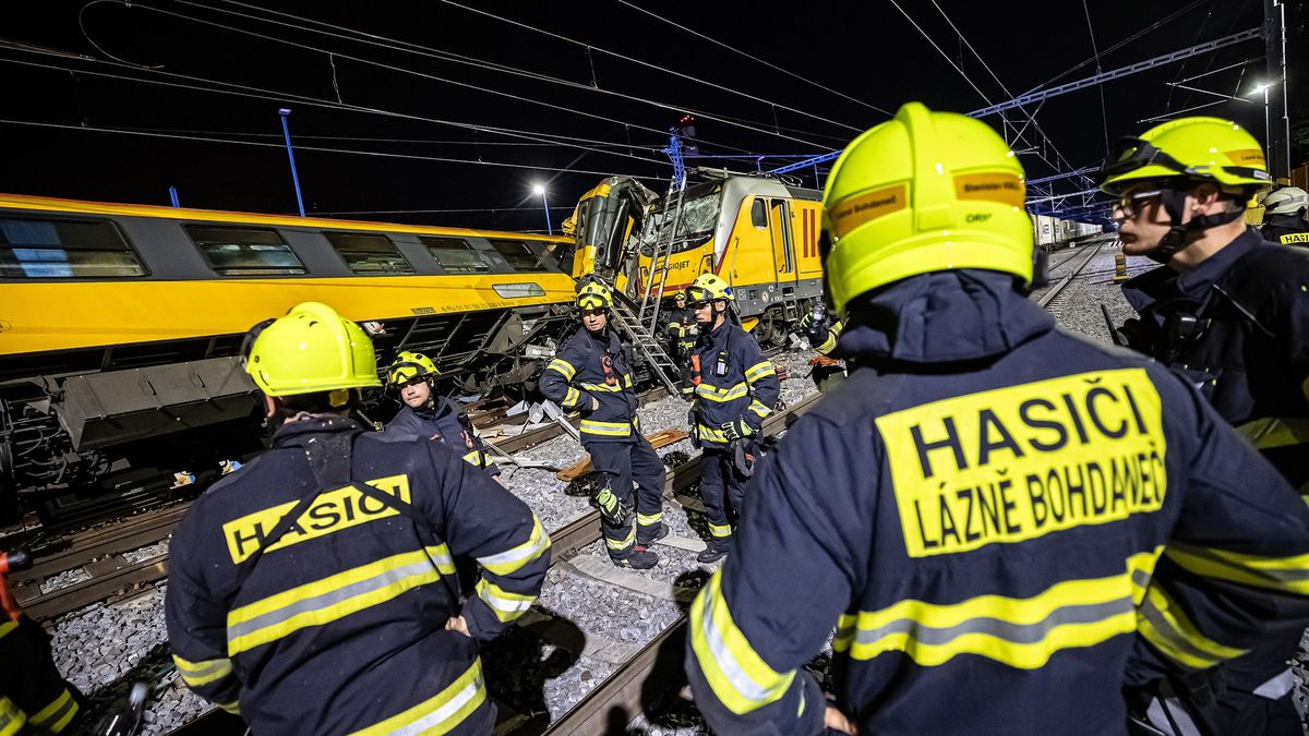 Vlak se musí stabilizovat, aby mohlo začít vyprošťování, popsal hasič zásah