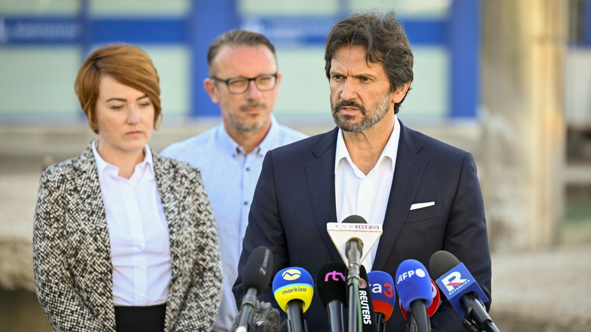 Zpráva z nemocnice o Ficovi: mnohočetná střelná zranění, pětihodinová operace