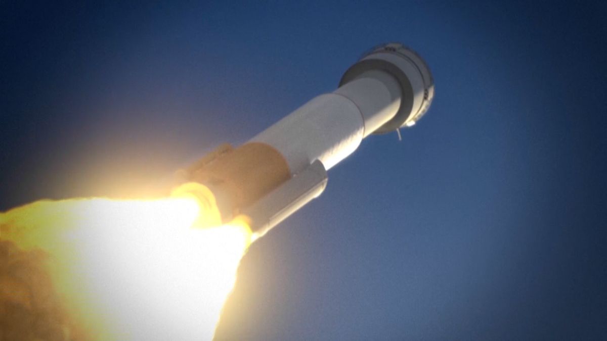 Vesmírná loď Starliner s astronauty se úspěšně připojila k ISS