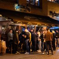 Pátek 22. hodina a v ulici jediný plný bar.