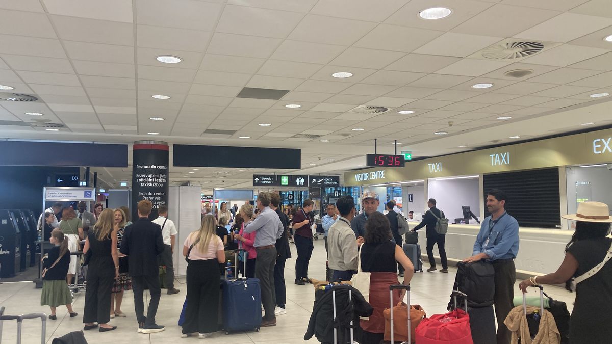 Výdej kufrů už Letiště Praha zvládá bez větších problémů, zpoždění přetrvávají