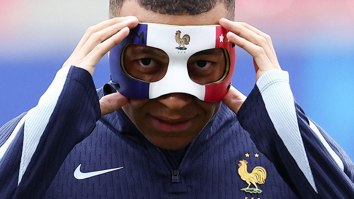 Mbappé se poprvé od zranění ukázal v masce, ta ale nesplňuje pravidla UEFA