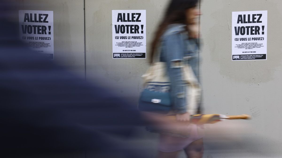 Francie volí parlament, otázkou dne je, kolik získá krajní pravice